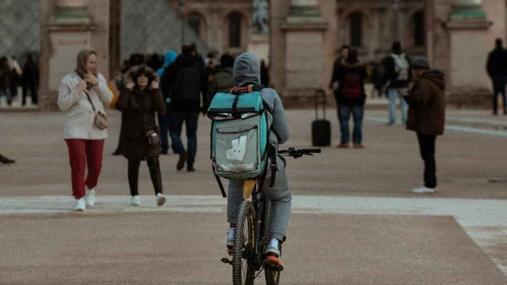 Amine, 22 ans, livreur Deliveroo à Paris  « Je fais jusqu’à 1 100 € de chiffre d’affaires par mois, voici ce qu’il me reste vraiment à la fin »