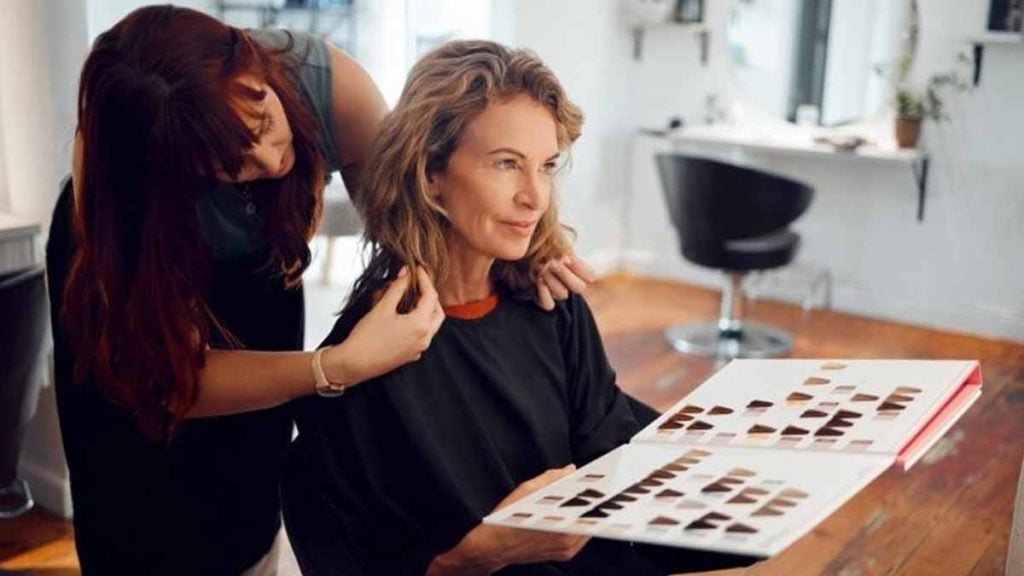 Après 60 ans, ce conseil de coiffeuse fait paraître plus jeune dès la première teinture