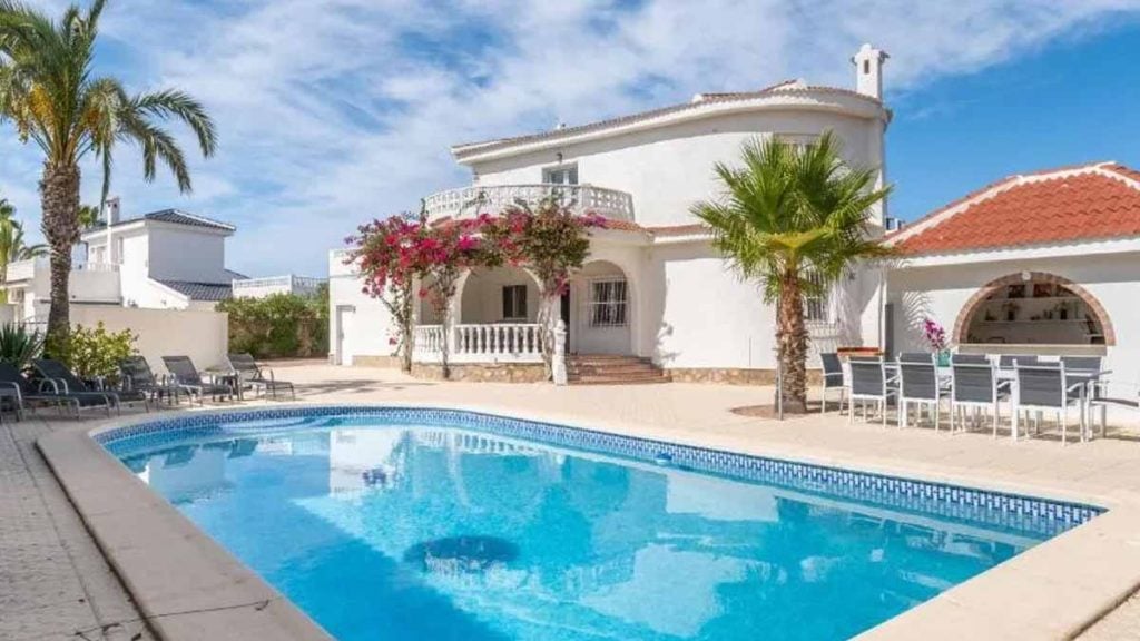 Une famille paie 1 800 euros pour une location en Espagne. À leur arrivée, il n’y a pas de maison, ils appellent Booking et « les appels sont interrompus ».