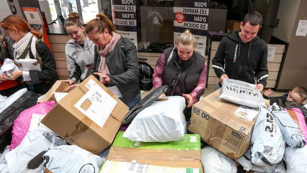 « Hier, il y avait 2 h 30 de queue » des centaines de personnes affluent chercher des vêtements gratuits dans cette friperie solidaire