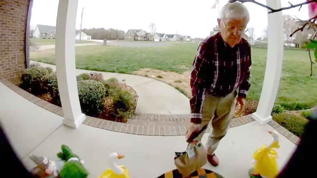 « Il mérite de se reposer » une Américaine décroche 800 000 dollars pour la retraite d’un livreur de 78 ans