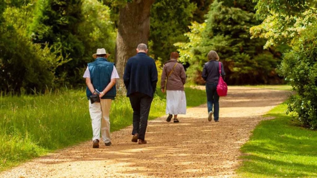 La signification cachée de marcher lentement avec les mains dans le dos, selon la psychologie