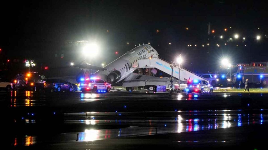 L’aéroport LaGuardia, à New York, paralysé à la suite d’une collision mortelle entre un avion et un véhicule de secours sur une piste d’atterrissage