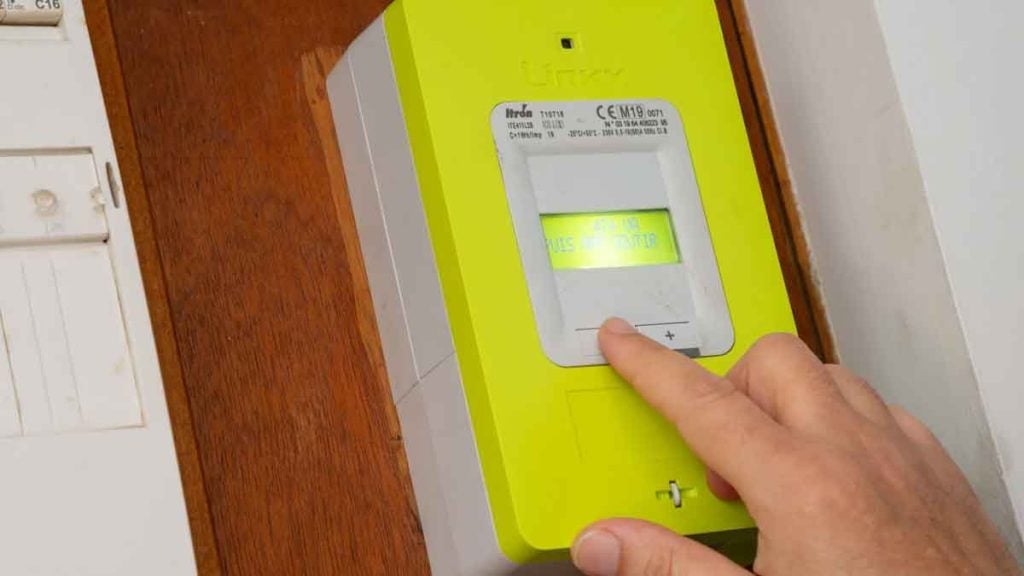 Le compteur Linky cache cette prise secrète, ceux qui la découvrent font d’énormes économies