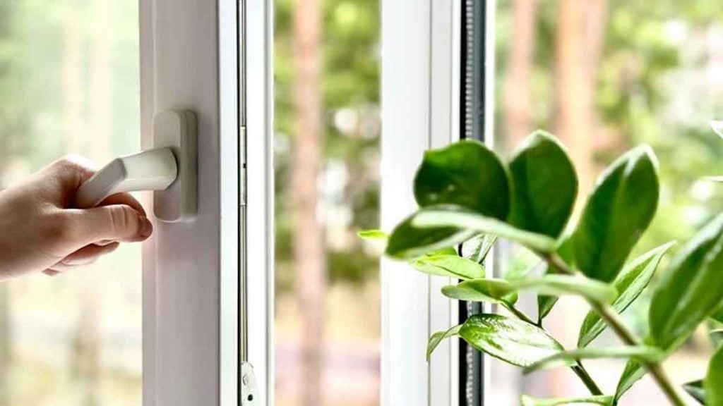 Pourquoi il est désormais déconseillé d’ouvrir ses fenêtres entre 11 h et 16 h en mars