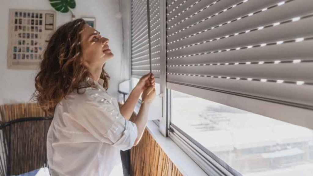 Pourquoi il ne faut jamais baisser vos volets à 18 h précises durant le mois de mars