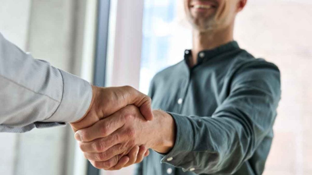 Cette entreprise embauche 2 800 personnes en CDI en 2026  un permis suffit, et les salaires commencent à 2 300 €