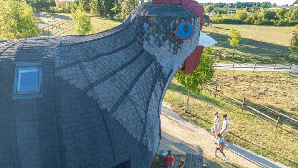 Dormir dans une poule ou un escargot  ces maisons promettent un voyage dans un monde féerique près du Futuroscope