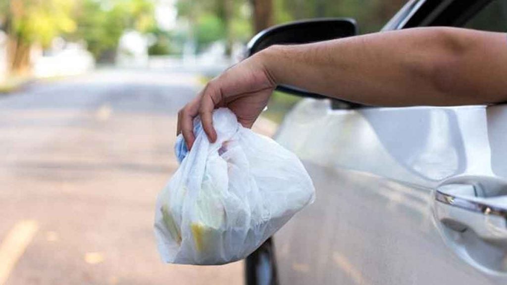 Ils balancent leurs déchets par la fenêtre de leur voiture devant les gendarmes  1 500 € d’amende et le véhicule en fourrière