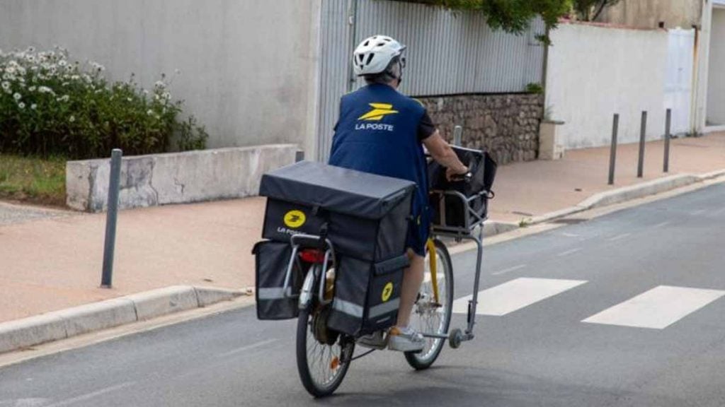 Les facteurs en France en 2026, c’est fini : La Poste transforme ses postiers en agents de convivialité pour les séniors
