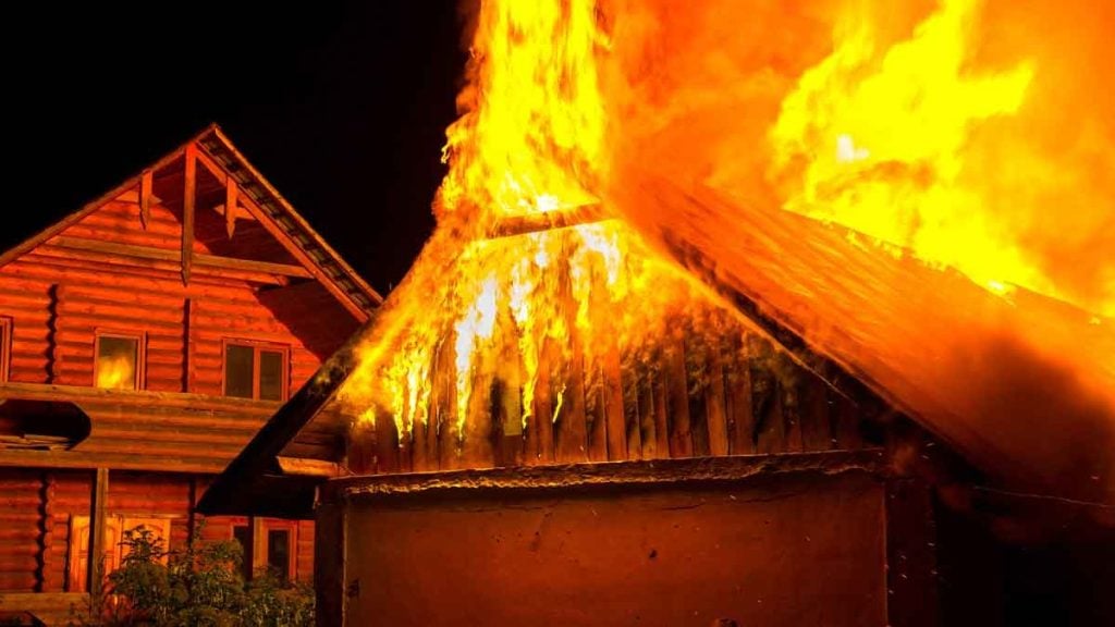 Les vendeurs autorisent les acheteurs à occuper gratuitement leur maison avant la signature de l’acte définitif et cela leur coûte très cher