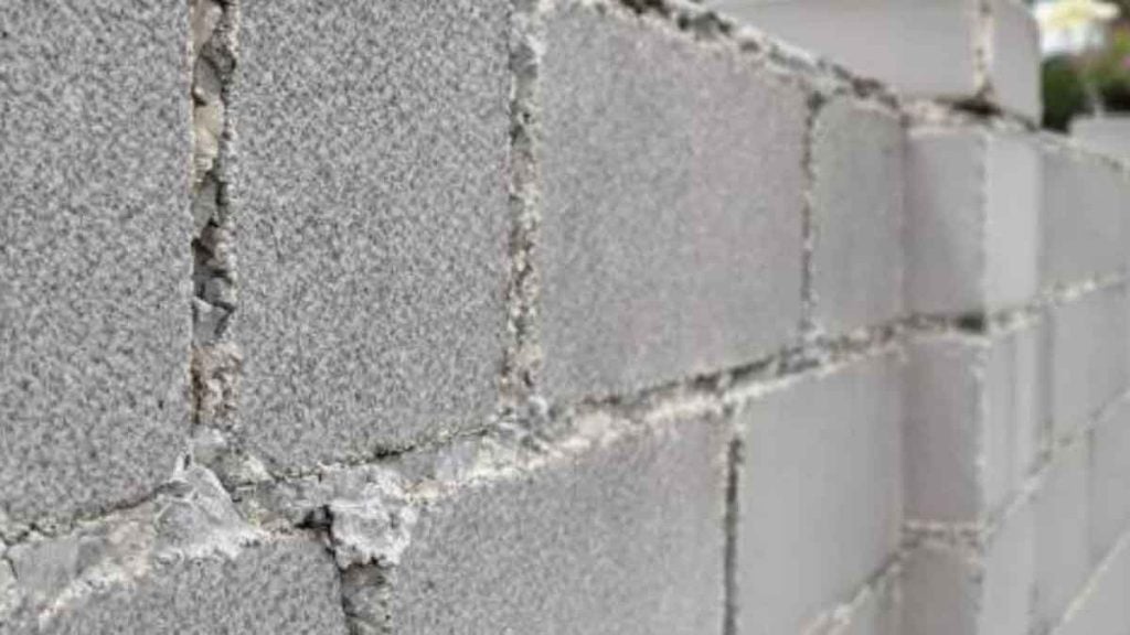 Mon voisin a construit un mur entre nos jardins, mais refuse de crépir mon côté, en a-t-il le droit 