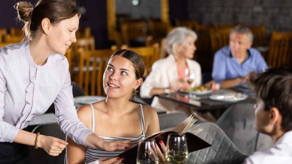 Que révèle le fait d’aider les serveurs à débarrasser la table au restaurant selon la psychologie 