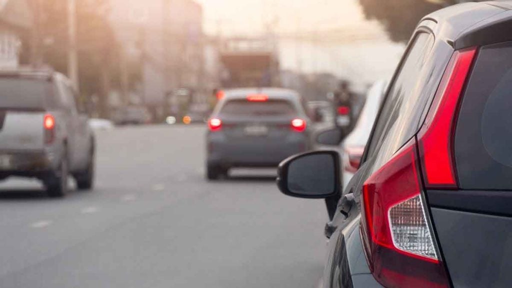 Quelle est la signification de ces lignes blanches et oranges qui débarquent sur les routes 
